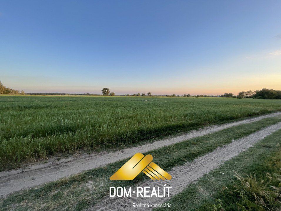 Nehnutelnost DOM-REALÍT ponúka na predaj pozemok vedený ako orná pôda v Plaveckom Štvrtku v blízkosti jazera Pieskovňa.