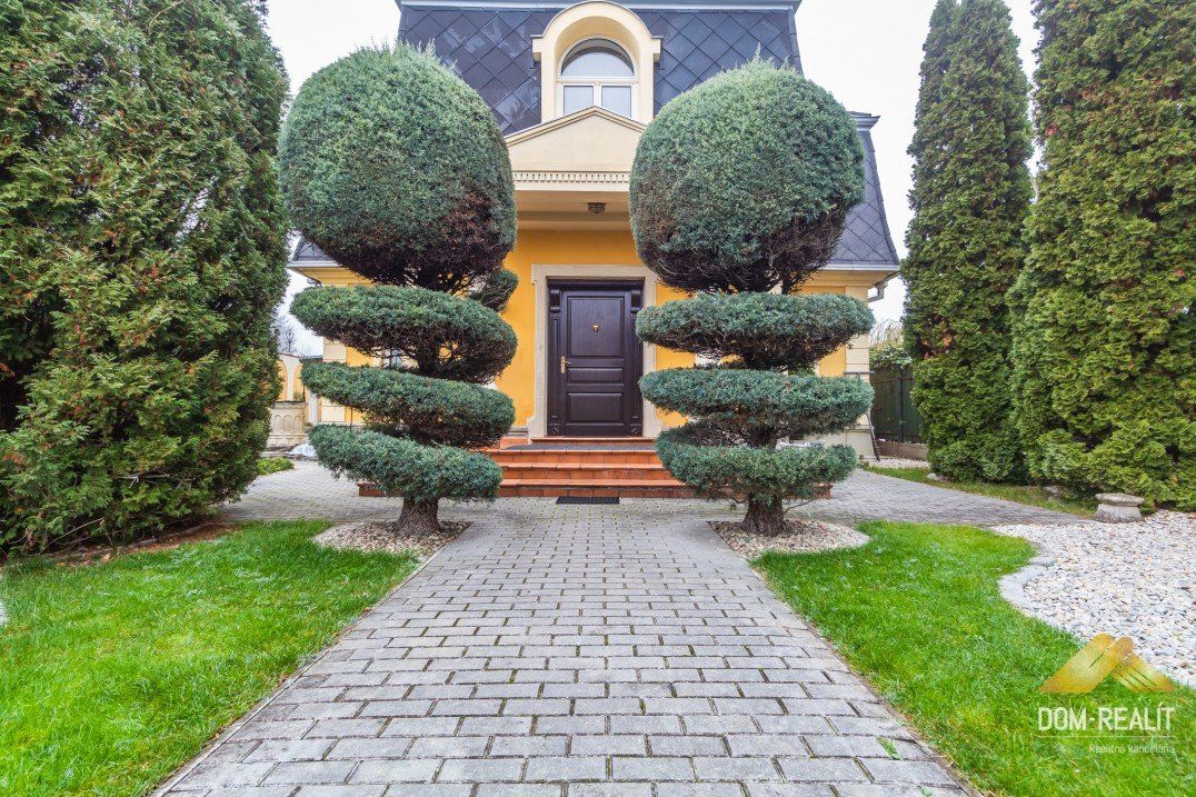 Nehnutelnost DOM-REALÍT a Luxusný rodinný dom v centre mesta Galanta