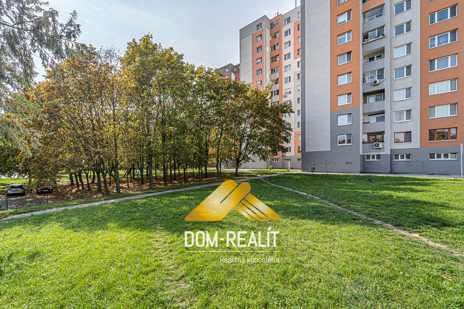 Nehnutelnost DOM-REALÍT ponúka na predaj 3 izbový byt, Petržalka, Budatínska ulica
