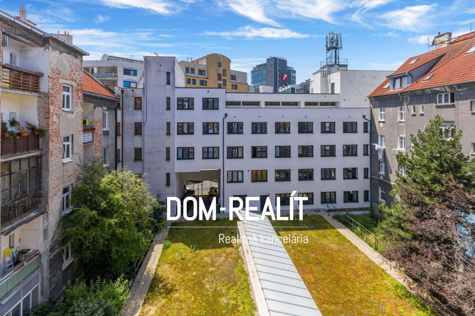 Nehnutelnost DOM-REALÍT a maklér Vríčanová Veronika Vám ponúka na predaj veľký 1 izbový byt v Bratislave – Staré mesto, Železničiarska ulica.