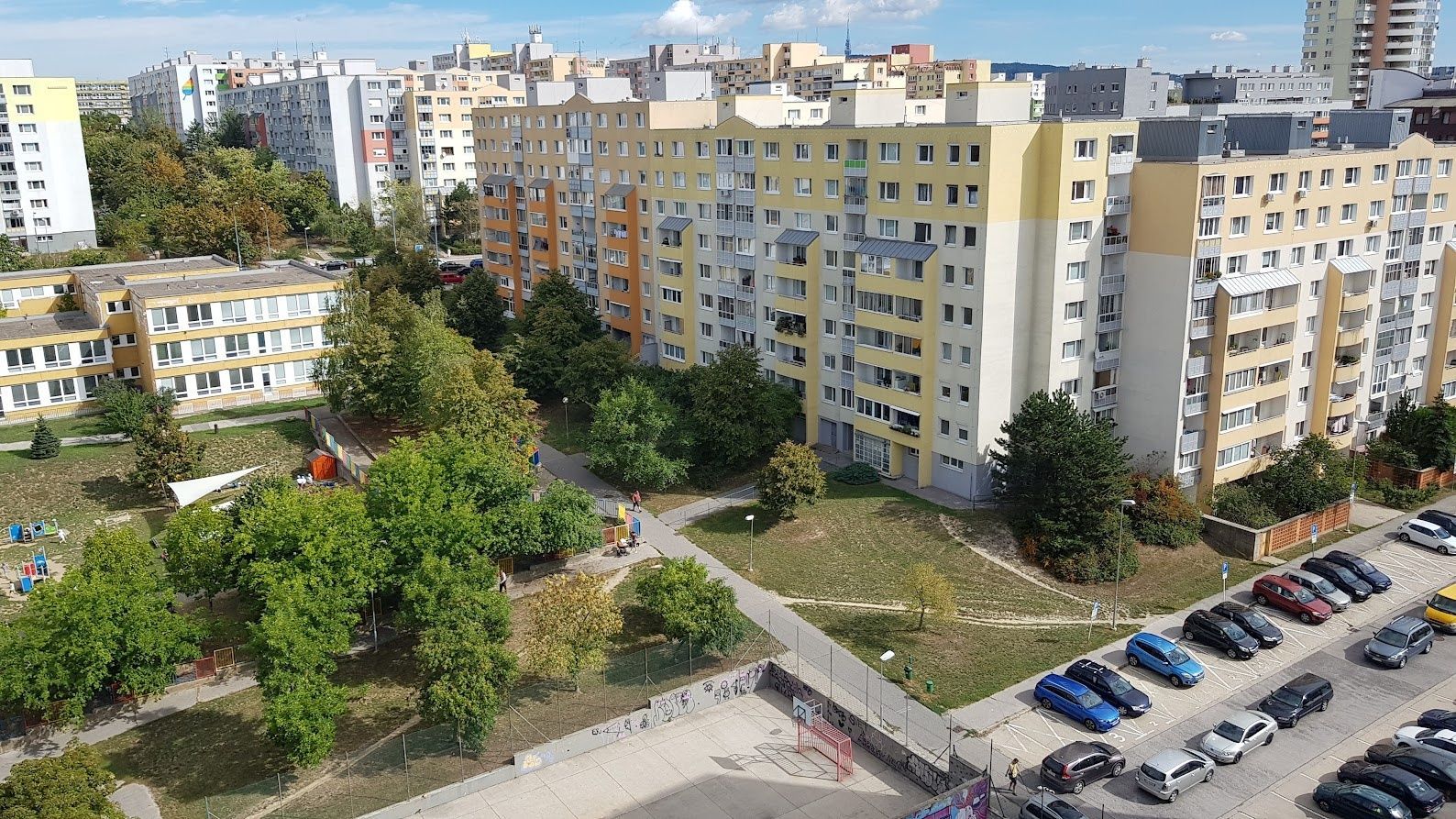 Nehnutelnost DOM-REALÍT ponúka Veľký 3 izbový byt na ulici Jamnického (Dlhé Diely)