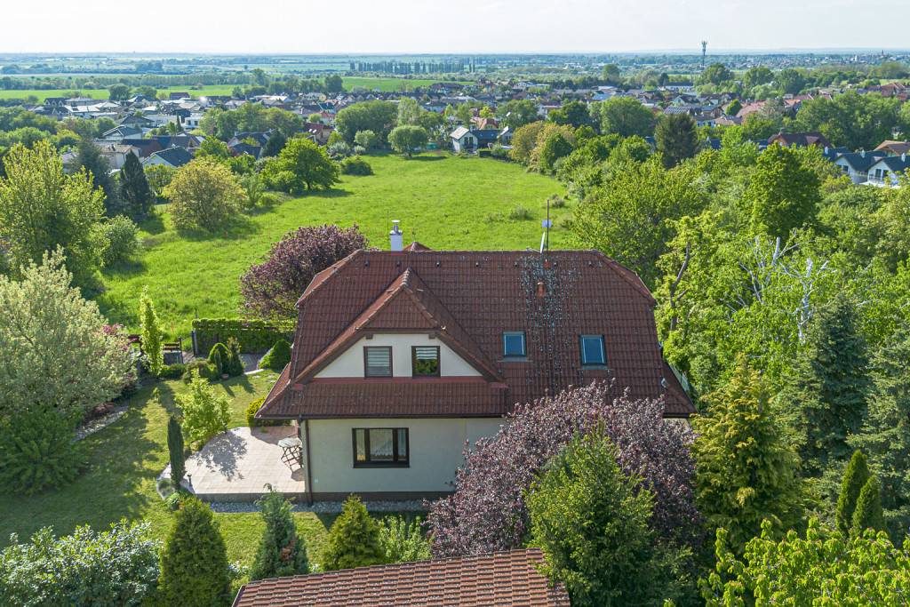 Nehnuteľnosť DOM-REALÍT, - 5 izbový dom v pokojnom zelenom prostredí