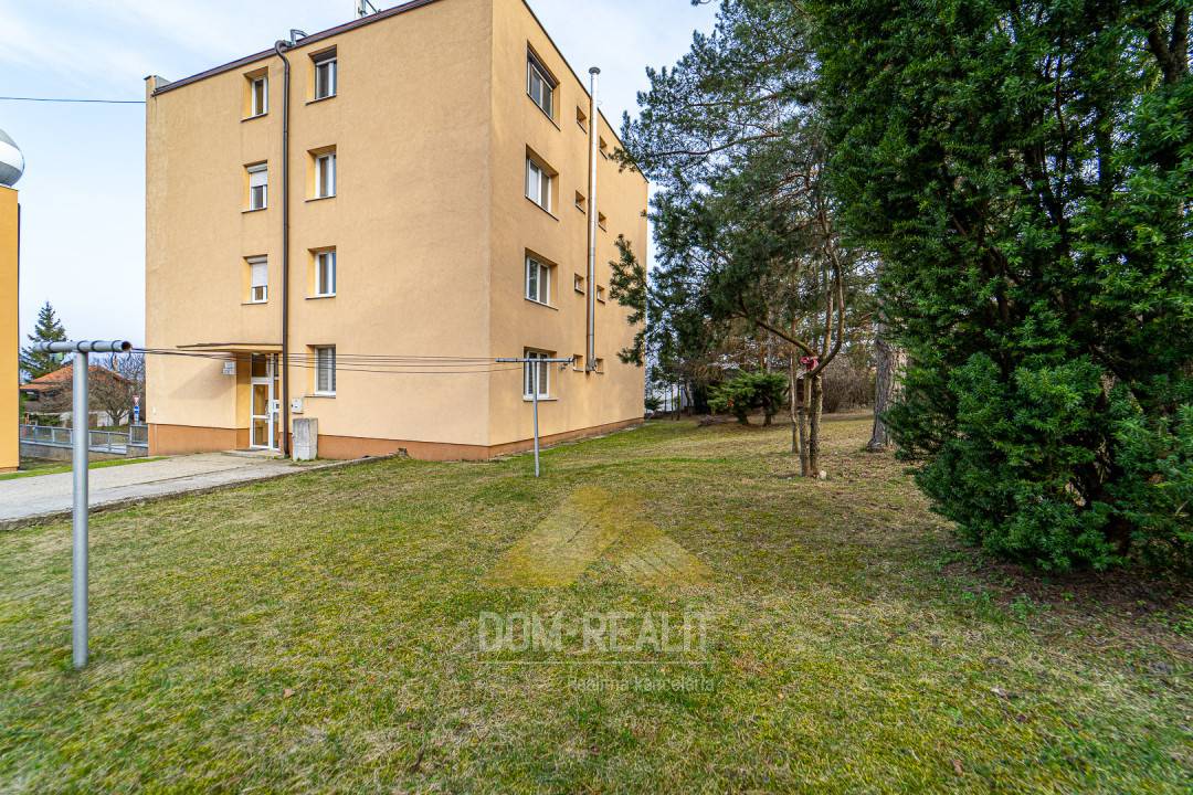 Nehnutelnost DOM-REALÍT, byt v lesom obklopenej časti Dúbravky na Agátovej ulici.