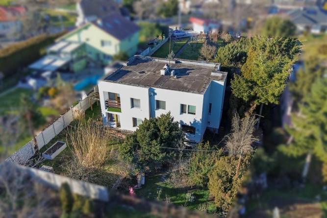 Nehnutelnost DOM-REALÍT, - Dva rodinné domy na veľkom pozemku