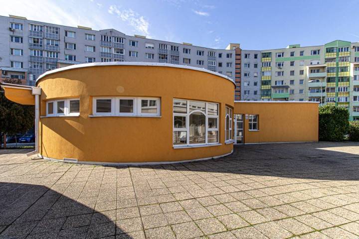Nehnutelnost DOM-REALÍT, - Obchodný/prevýdzkový objekt na sídlisku v Karlovej Vsi