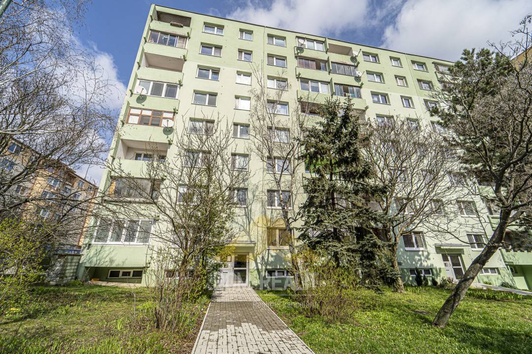 Nehnutelnost DOM-REALÍT ponúka  3izbový byt v žiadanej lokalite na Cabanovej ulici v Dúbravke