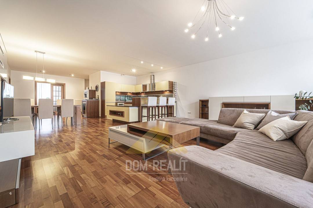 Nehnutelnost DOM-REALÍT ponúka na prenájom priestranný a luxusný 4i byt v Starom Meste na Námestí SNP