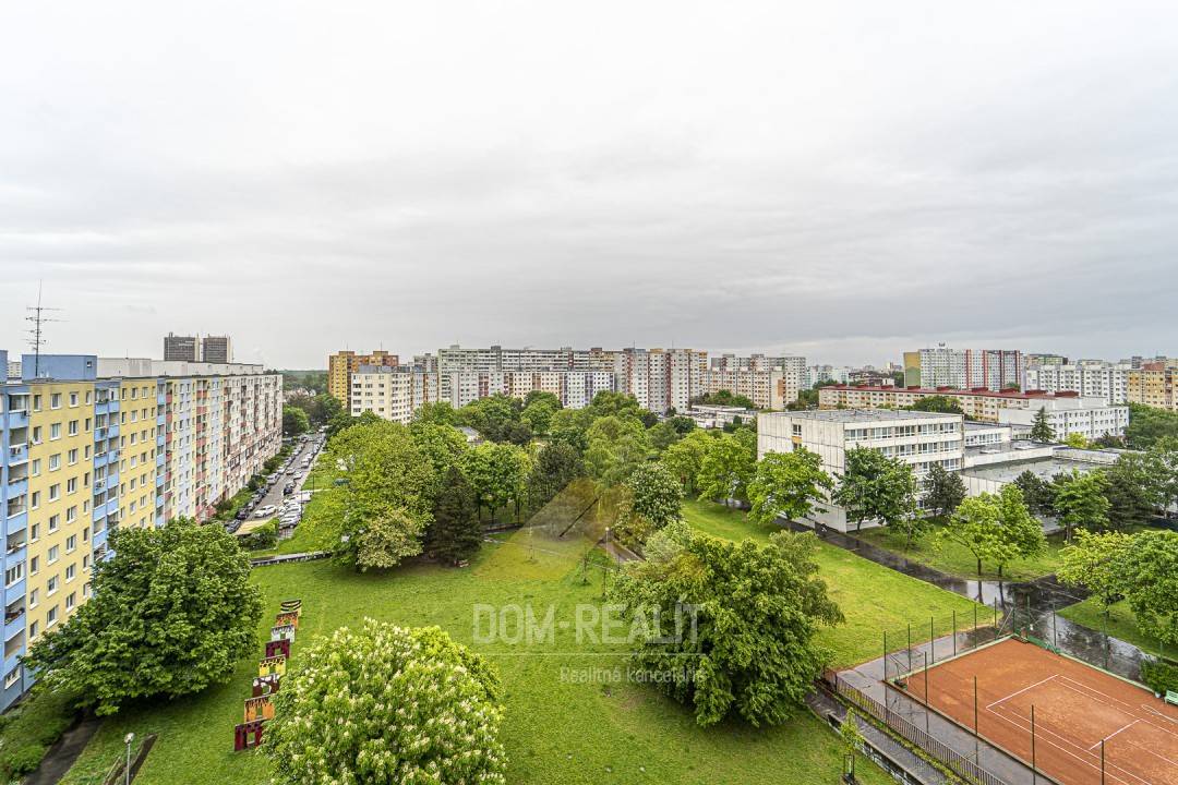 Nehnutelnost DOM-REALÍT ponúka pekný zrekonštruovaný byt na Smoleníckej ulici v Petržalke