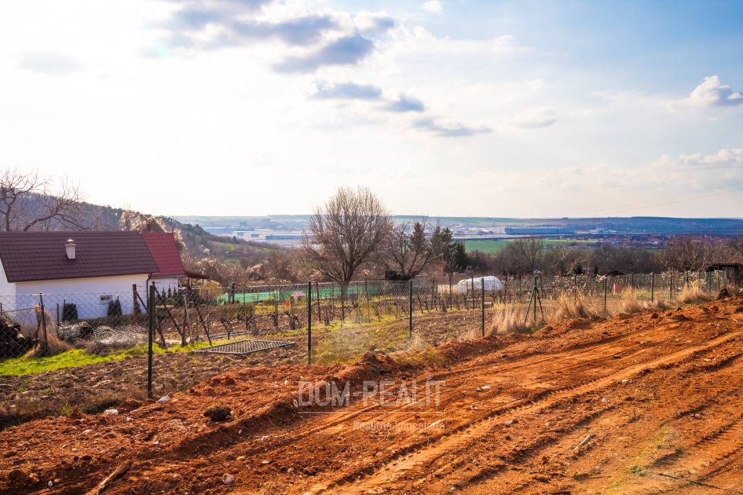 Nehnutelnost DOM-REALÍT,  ponúka pozemok na Zobore -Nitra