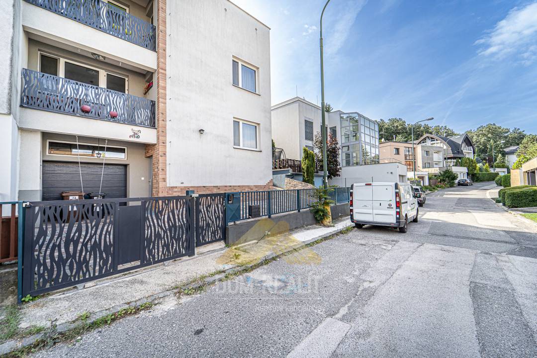 Nehnutelnost DOM-REALÍT,- ponúka priestranný 7 izbový dom v exkluzívnej lokalite, Sološnícka ul.