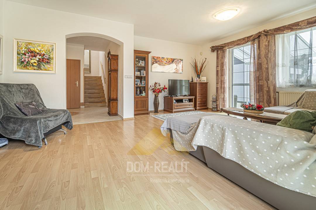 Nehnutelnost DOM-REALÍT,  - ponúka  veľký 7-8 izbový dom s dvojgarážou I Podunajské Biskupice,