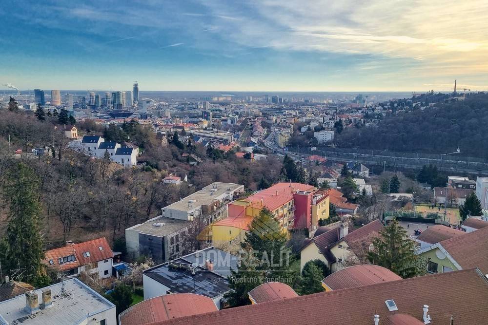 Nehnutelnost DOM-REALÍT, pozriete sa z okna a máte celé mesto na dlani