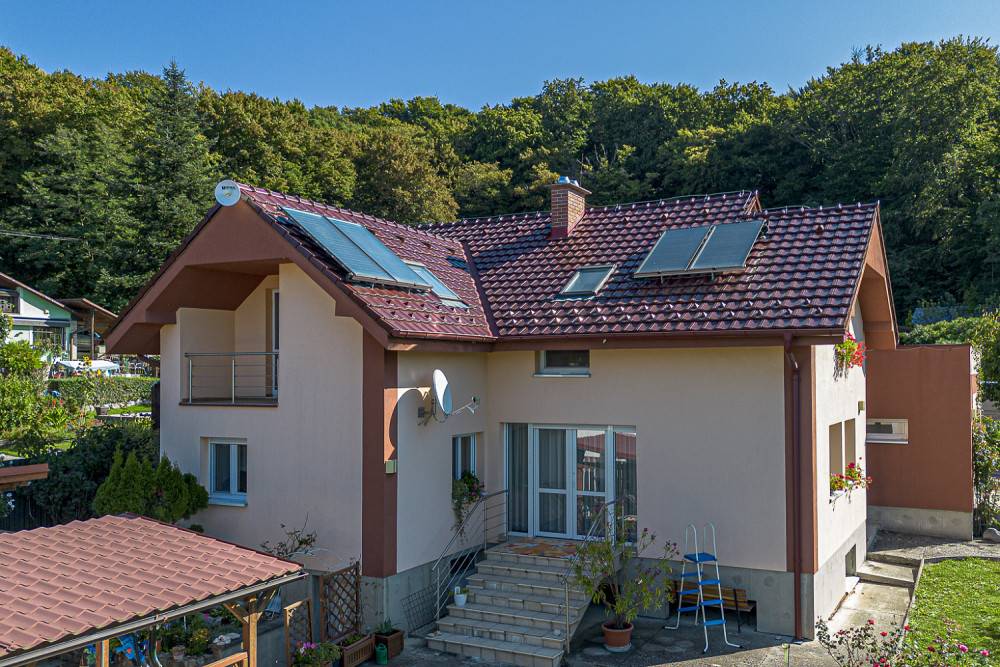 Nehnuteľnosť DOM-REALÍT, - Priestranný 6 izbový RD s dvojgarážou pri lese