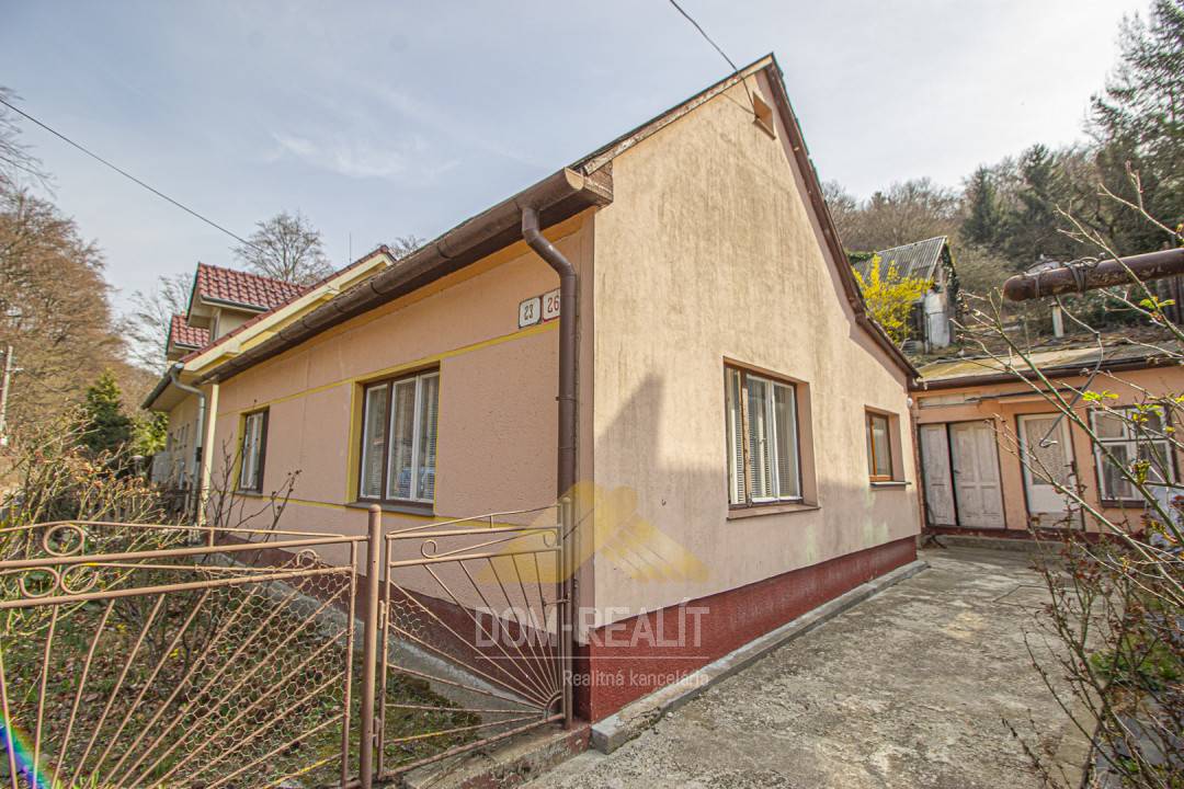 Nehnutelnost DOM-REALÍT, - Starší rodinný dom s veľkým pozemkom