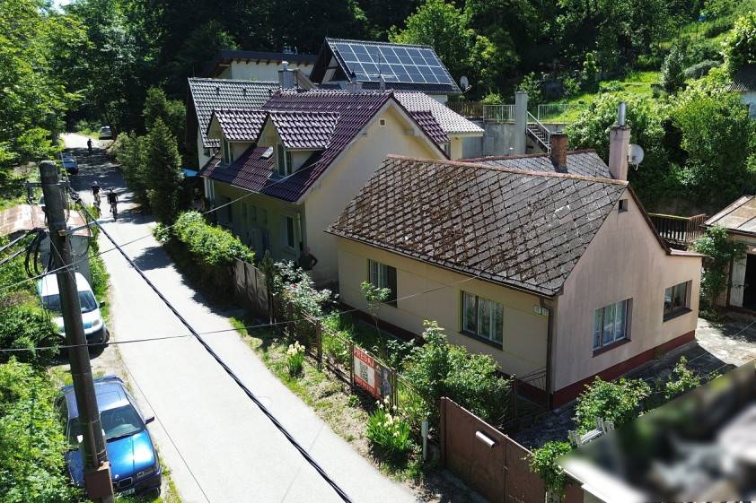 Nehnuteľnosť DOM-REALÍT, - Starší rodinný dom s veľkým pozemkom
