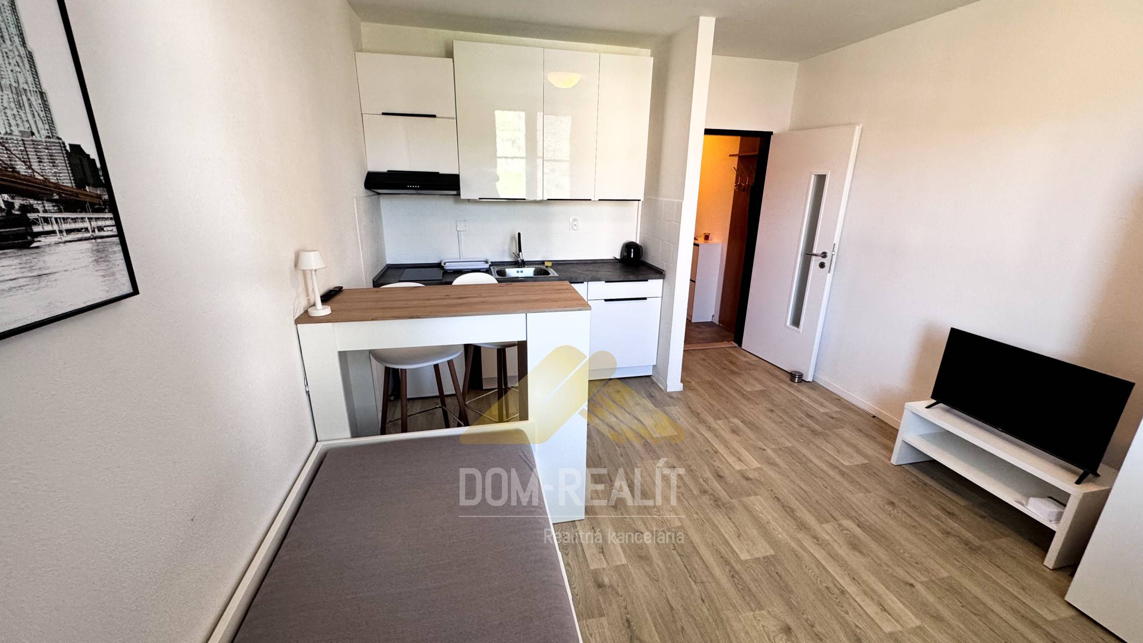 Nehnutelnost Rača - moderná svetlá garsónka v krásnom prostredí