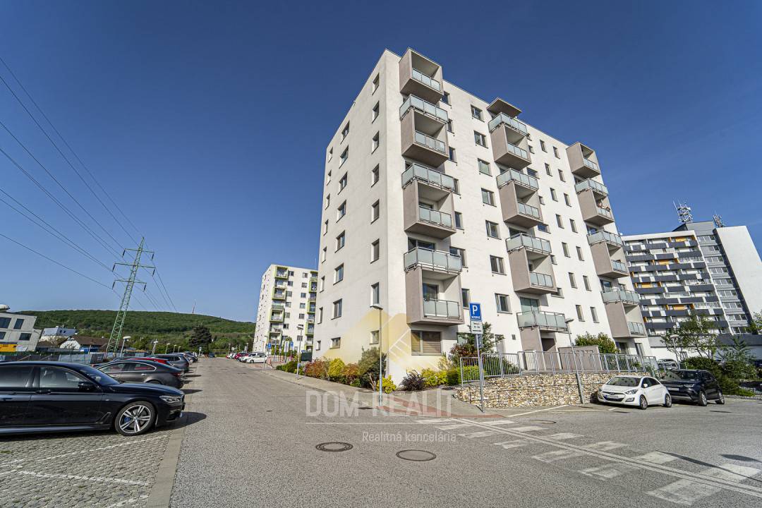 Nehnutelnost RADOVAN VARGA ponúka  na prenájom zariadený 2izbový byt s parkingom v Kiwikko